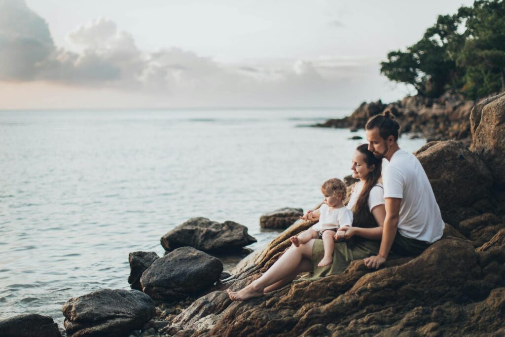 Eine Familie am Meer